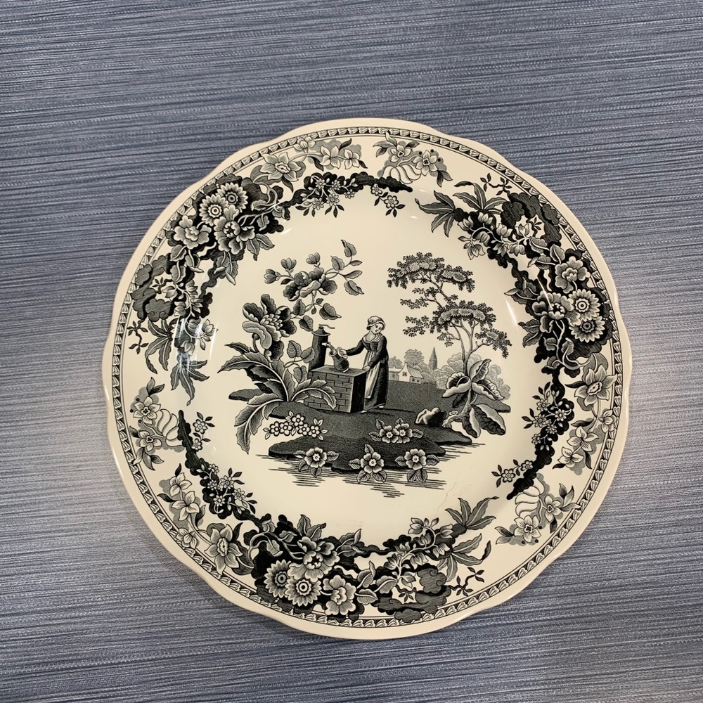 Spode Collection dinner plate.